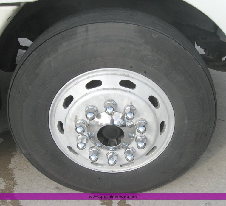 image for item 1800 2005 Freightliner Columbia 120 semi truck