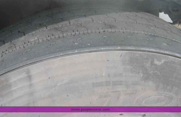 image for item 1800 2005 Freightliner Columbia 120 semi truck