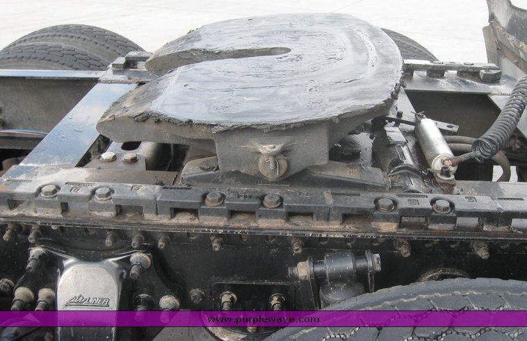 image for item 1800 2005 Freightliner Columbia 120 semi truck