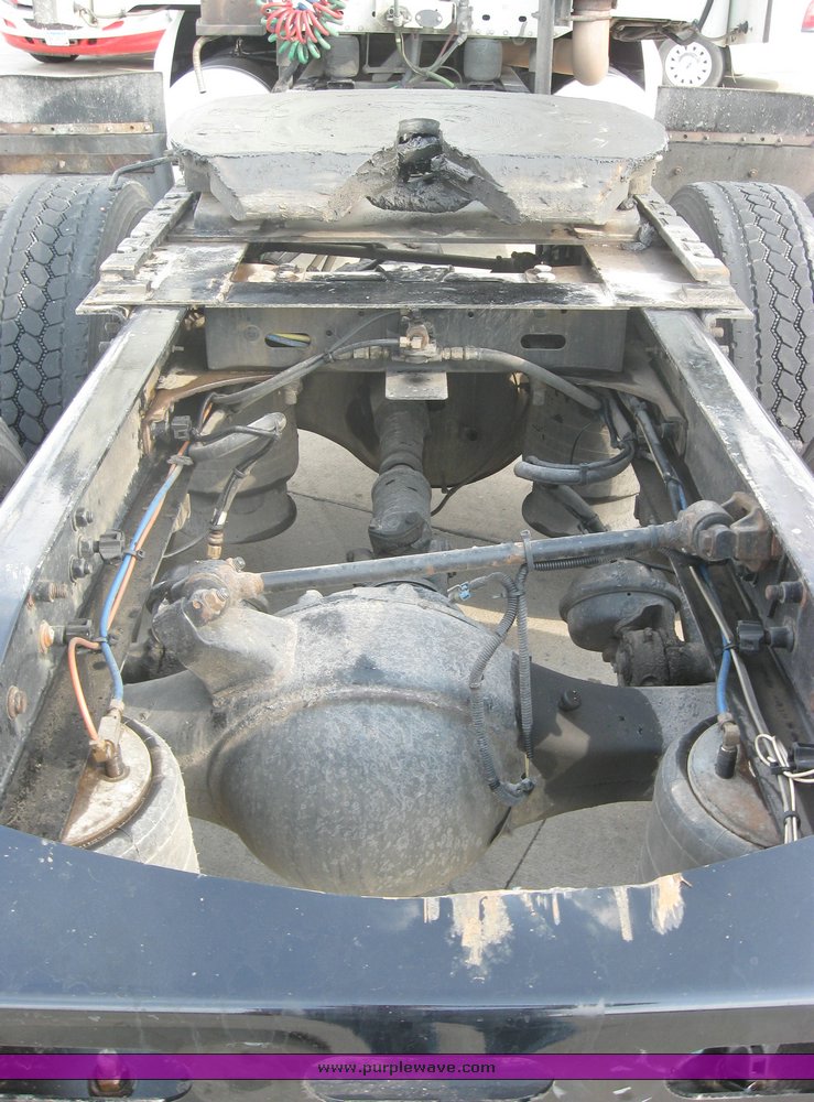 image for item 1800 2005 Freightliner Columbia 120 semi truck