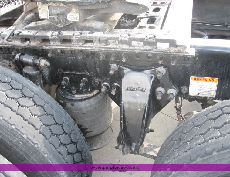 image for item 1800 2005 Freightliner Columbia 120 semi truck