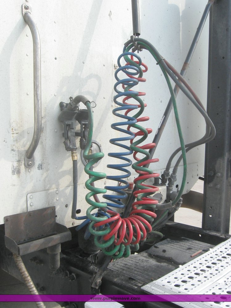 image for item 1800 2005 Freightliner Columbia 120 semi truck