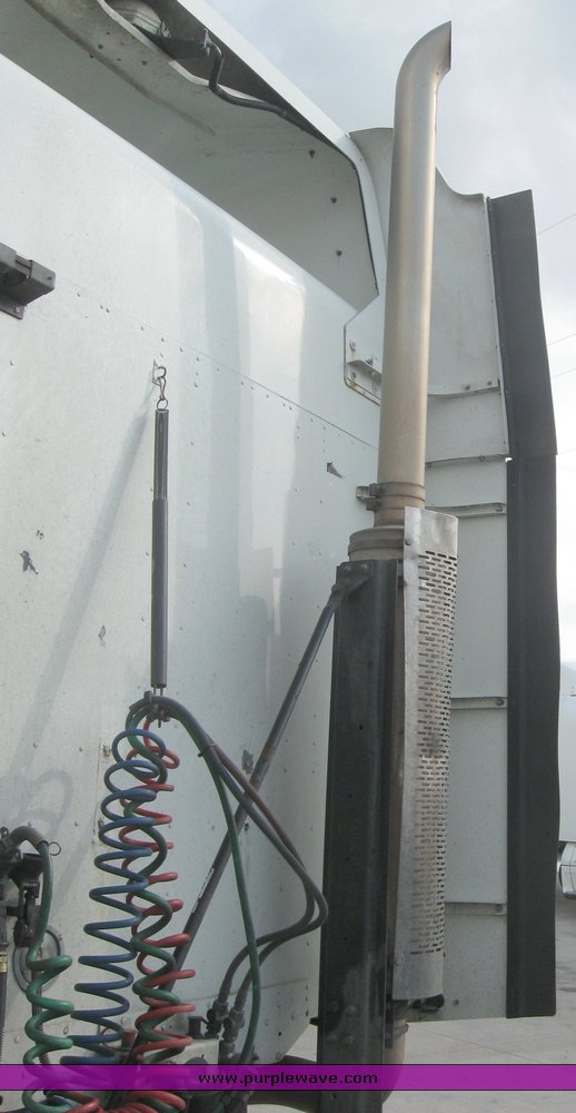 image for item 1800 2005 Freightliner Columbia 120 semi truck