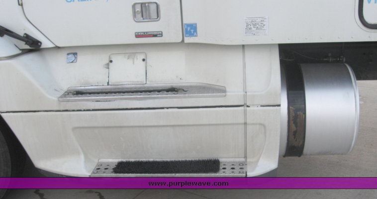 image for item 1800 2005 Freightliner Columbia 120 semi truck