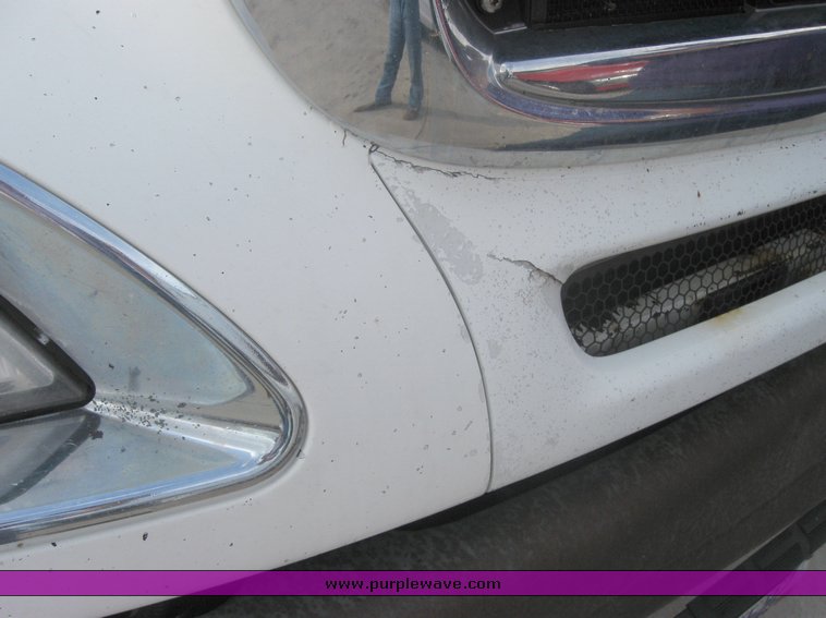 image for item 1800 2005 Freightliner Columbia 120 semi truck