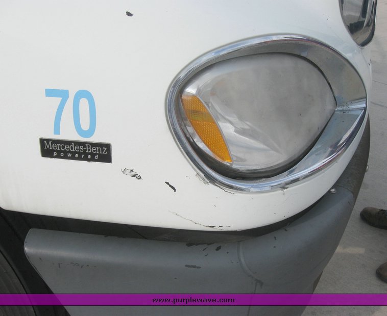 image for item 1800 2005 Freightliner Columbia 120 semi truck