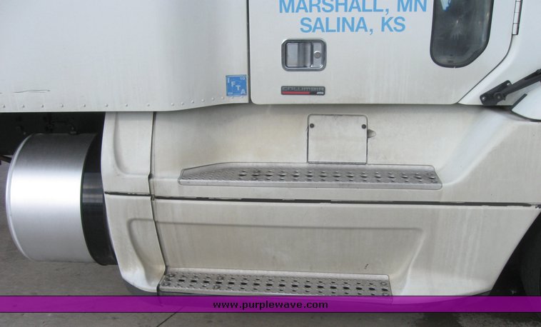 image for item 1800 2005 Freightliner Columbia 120 semi truck