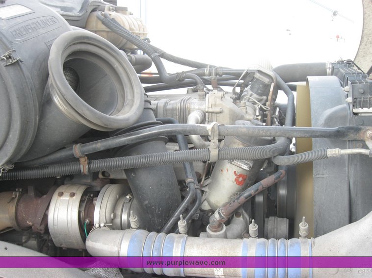 image for item 1800 2005 Freightliner Columbia 120 semi truck