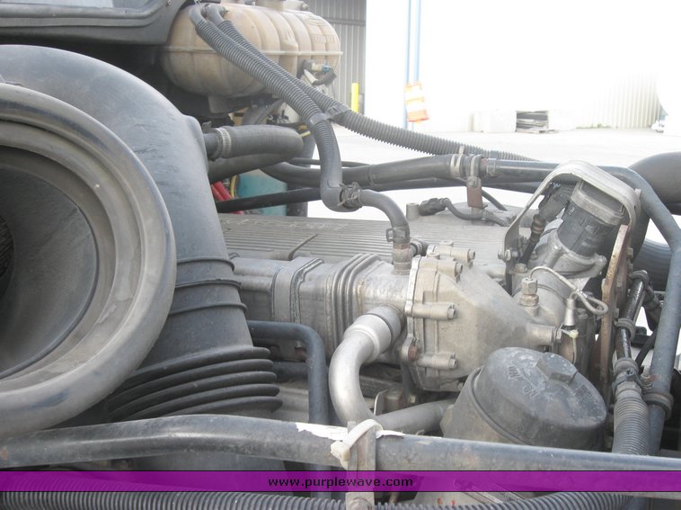 image for item 1800 2005 Freightliner Columbia 120 semi truck