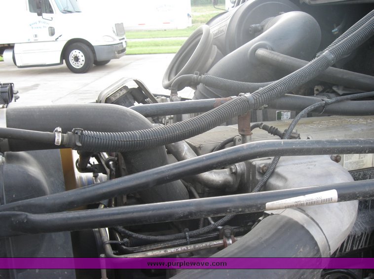 image for item 1800 2005 Freightliner Columbia 120 semi truck