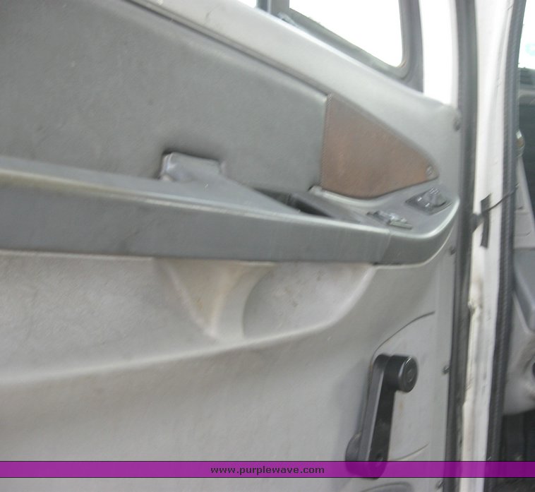 image for item 1800 2005 Freightliner Columbia 120 semi truck