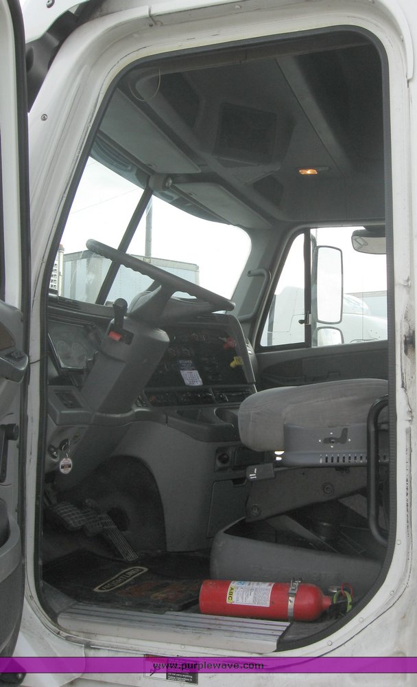 image for item 1800 2005 Freightliner Columbia 120 semi truck