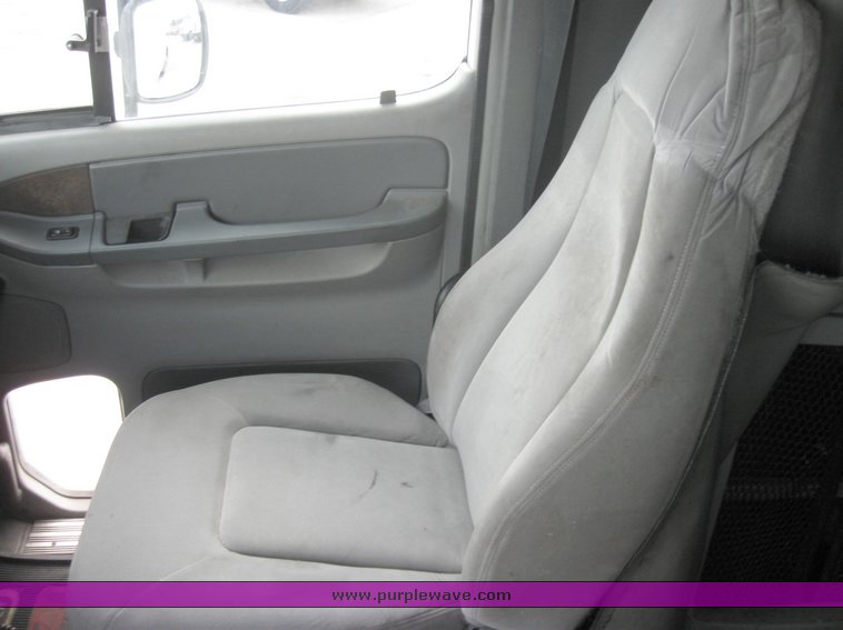 image for item 1800 2005 Freightliner Columbia 120 semi truck