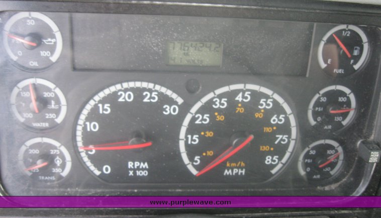 image for item 1800 2005 Freightliner Columbia 120 semi truck