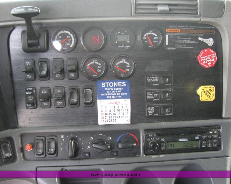 image for item 1800 2005 Freightliner Columbia 120 semi truck