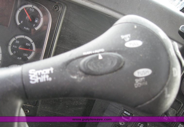 image for item 1800 2005 Freightliner Columbia 120 semi truck