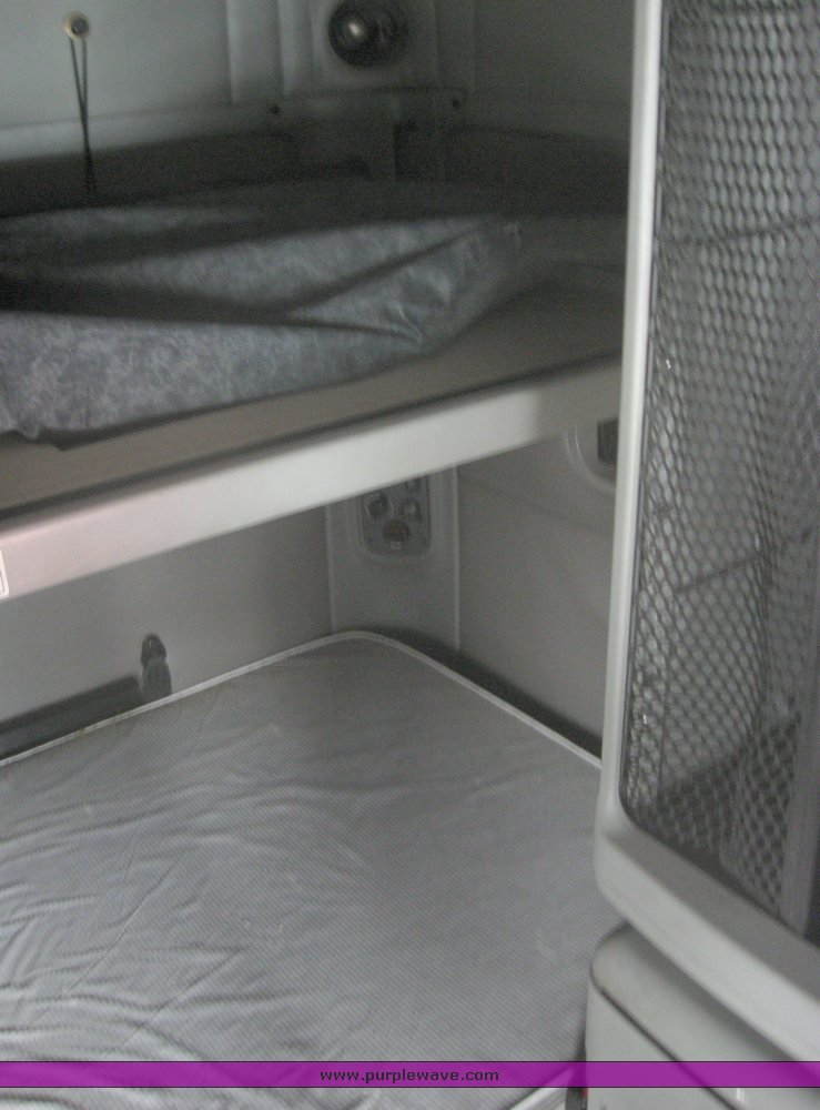 image for item 1800 2005 Freightliner Columbia 120 semi truck