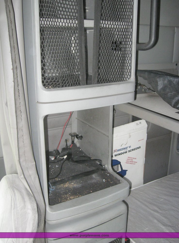 image for item 1800 2005 Freightliner Columbia 120 semi truck