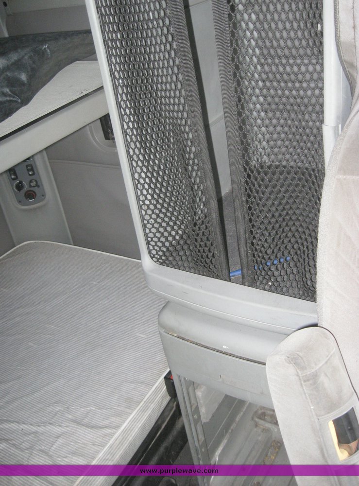 image for item 1800 2005 Freightliner Columbia 120 semi truck