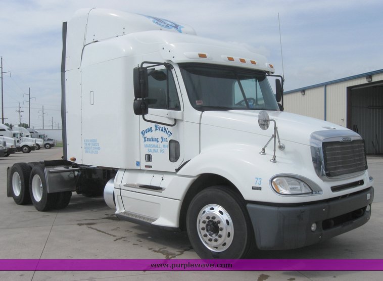 image for item 1801 2005 Freightliner Columbia 120 semi truck