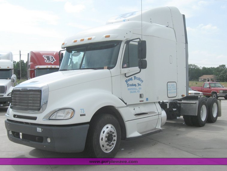 image for item 1801 2005 Freightliner Columbia 120 semi truck