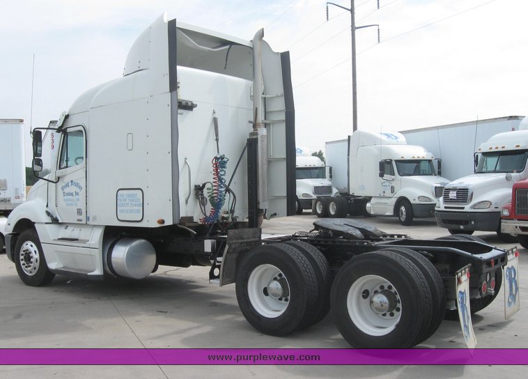image for item 1801 2005 Freightliner Columbia 120 semi truck