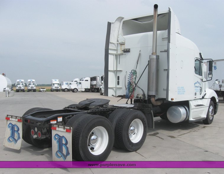 image for item 1801 2005 Freightliner Columbia 120 semi truck