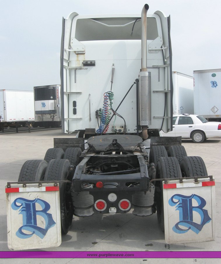 image for item 1801 2005 Freightliner Columbia 120 semi truck