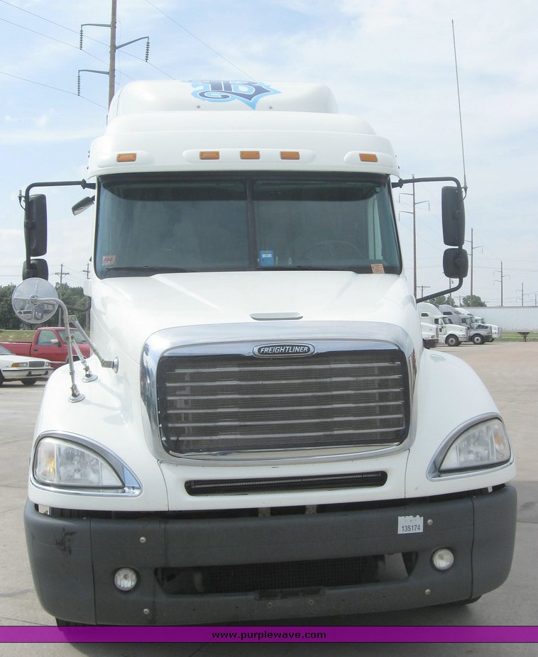 image for item 1801 2005 Freightliner Columbia 120 semi truck