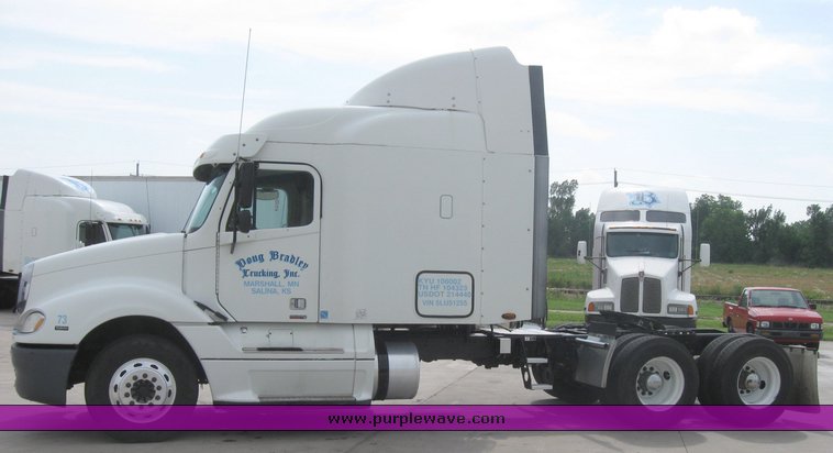 image for item 1801 2005 Freightliner Columbia 120 semi truck