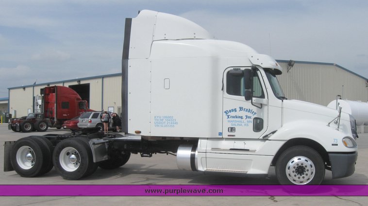 image for item 1801 2005 Freightliner Columbia 120 semi truck