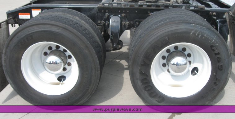 image for item 1801 2005 Freightliner Columbia 120 semi truck