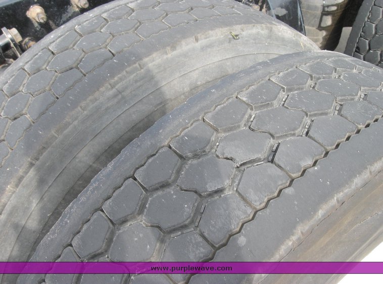 image for item 1801 2005 Freightliner Columbia 120 semi truck