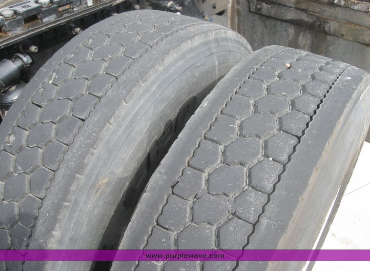 image for item 1801 2005 Freightliner Columbia 120 semi truck