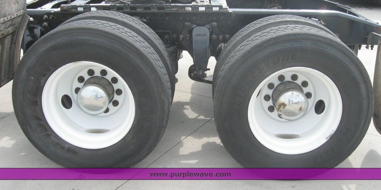 image for item 1801 2005 Freightliner Columbia 120 semi truck