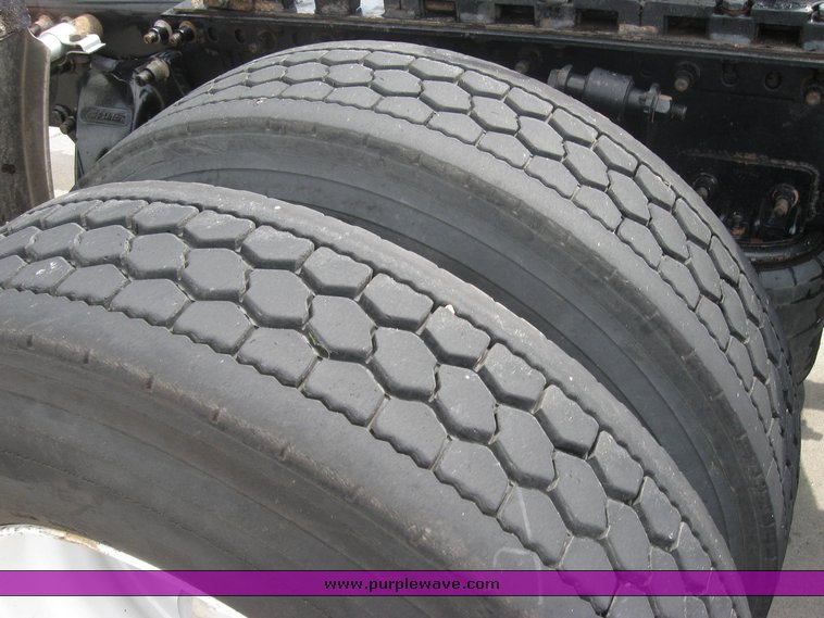 image for item 1801 2005 Freightliner Columbia 120 semi truck