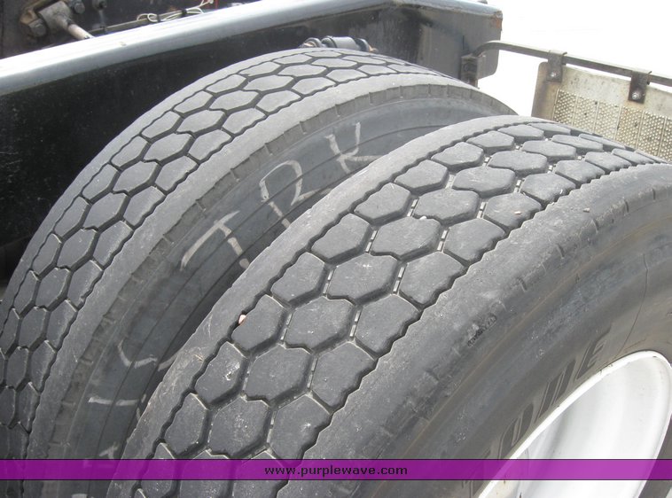 image for item 1801 2005 Freightliner Columbia 120 semi truck