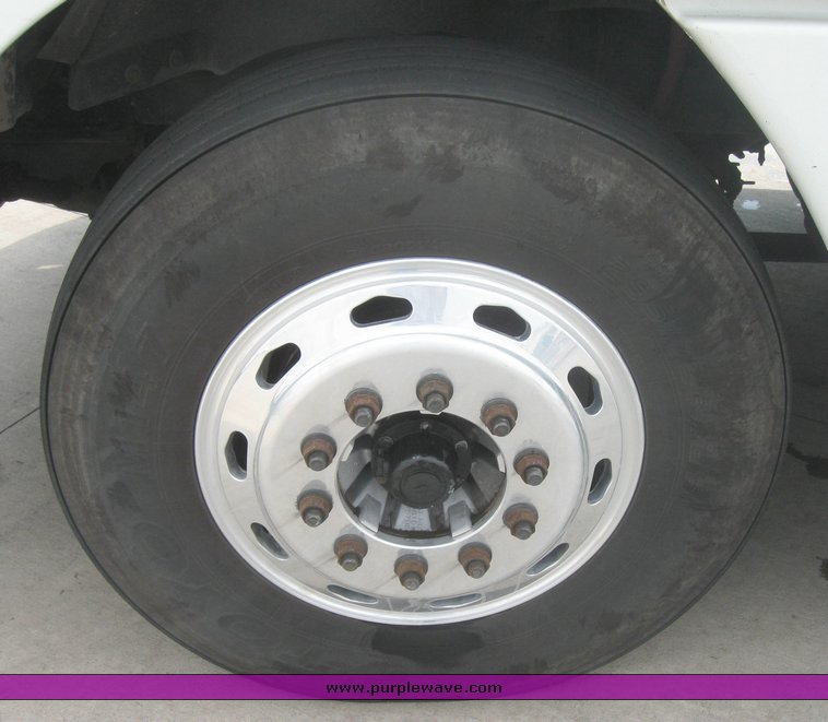 image for item 1801 2005 Freightliner Columbia 120 semi truck