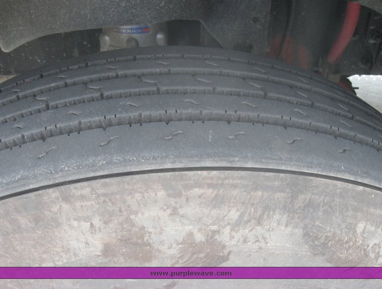 image for item 1801 2005 Freightliner Columbia 120 semi truck