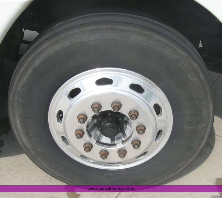 image for item 1801 2005 Freightliner Columbia 120 semi truck