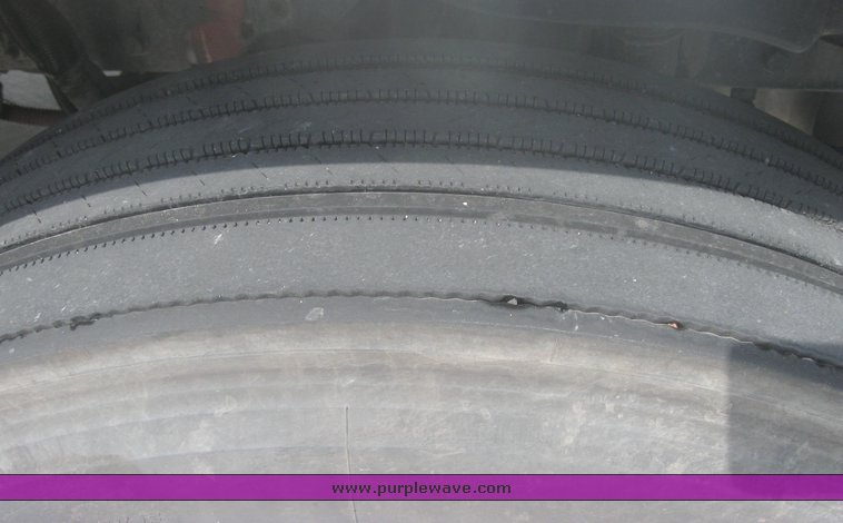 image for item 1801 2005 Freightliner Columbia 120 semi truck