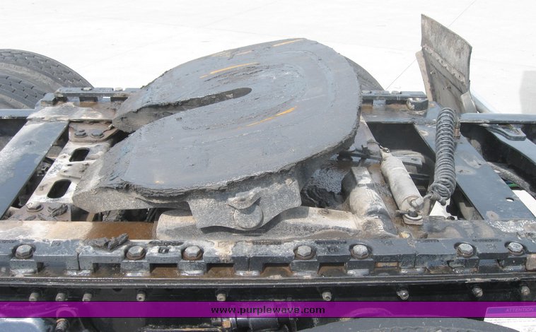 image for item 1801 2005 Freightliner Columbia 120 semi truck