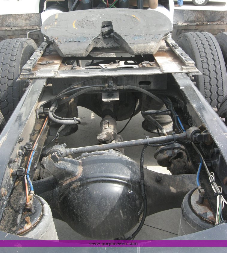 image for item 1801 2005 Freightliner Columbia 120 semi truck