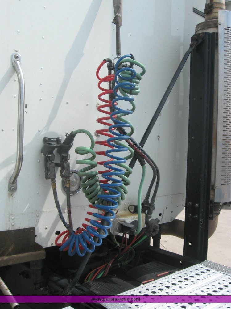 image for item 1801 2005 Freightliner Columbia 120 semi truck