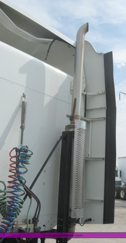 image for item 1801 2005 Freightliner Columbia 120 semi truck