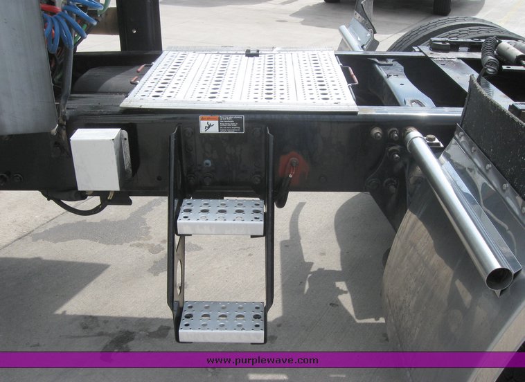 image for item 1801 2005 Freightliner Columbia 120 semi truck