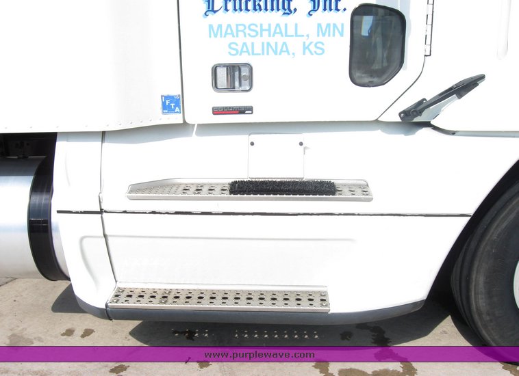 image for item 1801 2005 Freightliner Columbia 120 semi truck