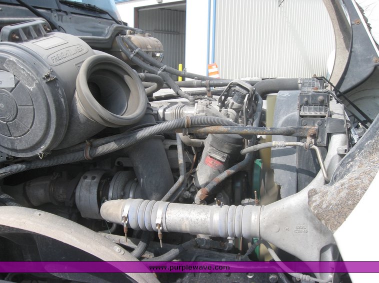 image for item 1801 2005 Freightliner Columbia 120 semi truck