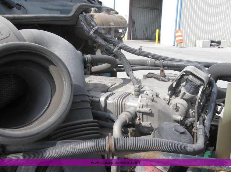 image for item 1801 2005 Freightliner Columbia 120 semi truck