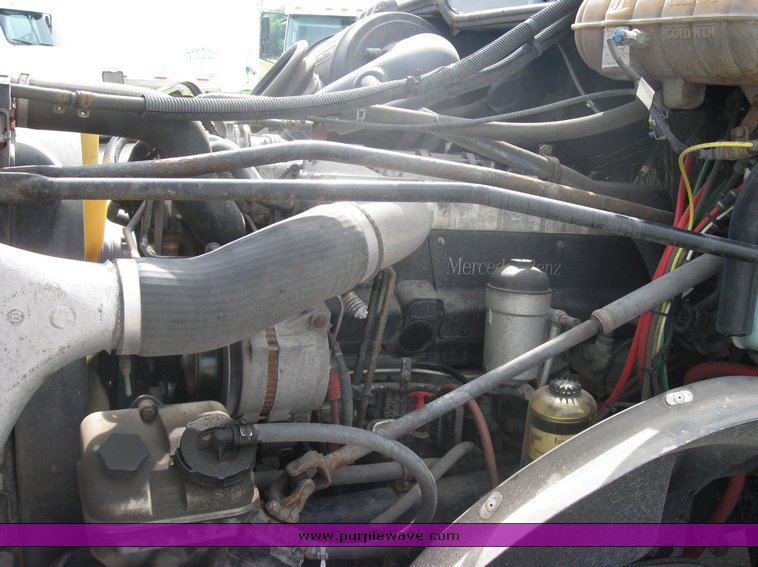 image for item 1801 2005 Freightliner Columbia 120 semi truck